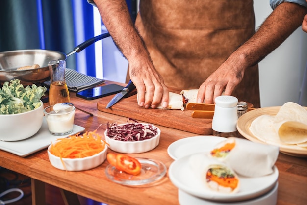 kucharz przygotowujący danie